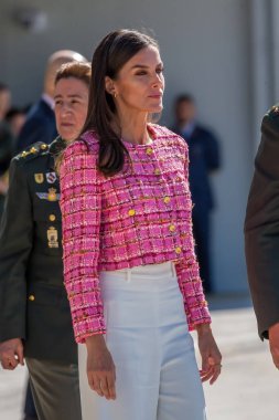 Madrid, İspanya - 20 Nisan 2023: Kraliçe Letizia hastaları hava kuvvetleri doktorları tarafından tahliye etmek için Cuatro Vientos hava üssünü ziyaret etti. salgın doktorlar