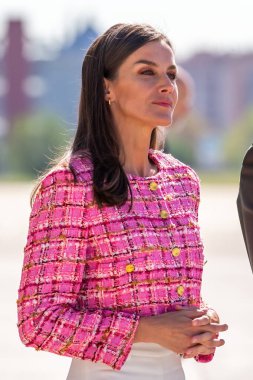 Madrid, İspanya - 20 Nisan 2023: Kraliçe Letizia hastaları hava kuvvetleri doktorları tarafından tahliye etmek için Cuatro Vientos hava üssünü ziyaret etti. salgın doktorlar