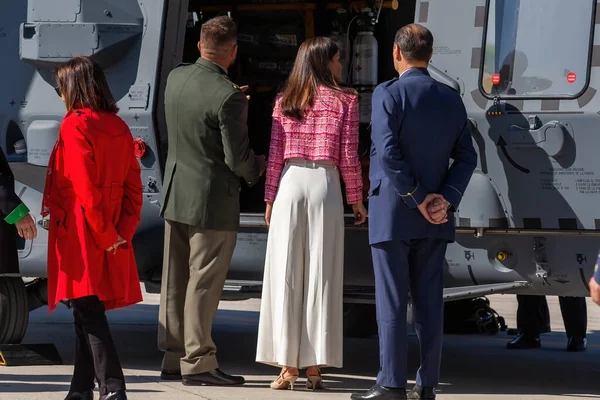 2023年4月20日 レティツィア女王は 空軍の医師によって患者を避難させるための訓練のために クアトロ ビエントス空軍基地を訪問します パンデミックの医師は — ストック写真