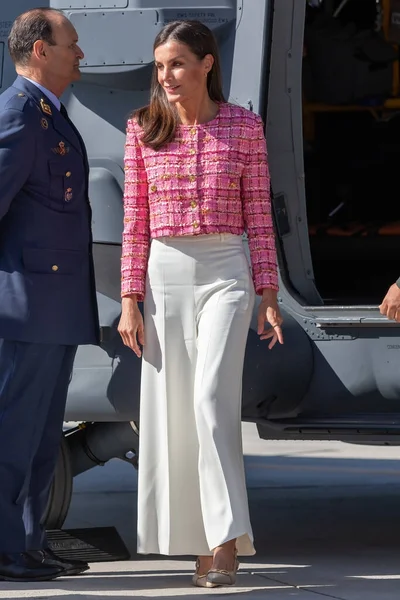 stock image Madrid, Spain- April 20, 2023: Queen Letizia visits the Cuatro Vientos air base, for a drill to evacuate patients by air force doctors. pandemic doctors