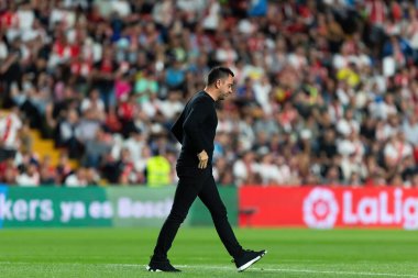 Madrid, İspanya - 26 Nisan 2023: Madrid 'de FC Barcelona ve Rayo Vallecano arasında oynanan futbol maçı. Rayo sahasında Barselona 'yı yenmek. F.C. Barcelona oyuncuları top için savaşıyor. Futbolcular.