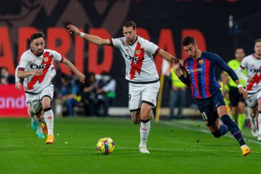 Madrid, İspanya - 26 Nisan 2023: Madrid 'de FC Barcelona ve Rayo Vallecano arasında oynanan futbol maçı. Rayo sahasında Barselona 'yı yenmek. F.C. Barcelona oyuncuları top için savaşıyor. Futbolcular.