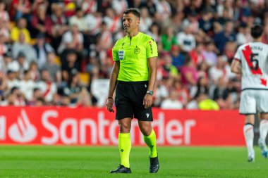 Madrid, İspanya - 26 Nisan 2023: Madrid 'de FC Barcelona ve Rayo Vallecano arasında oynanan futbol maçı. Rayo sahasında Barselona 'yı yenmek. F.C. Barcelona oyuncuları top için savaşıyor. Futbolcular.