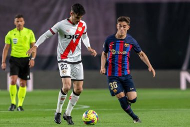 Madrid, İspanya - 26 Nisan 2023: Madrid 'de FC Barcelona ve Rayo Vallecano arasında oynanan futbol maçı. Rayo sahasında Barselona 'yı yenmek. F.C. Barcelona oyuncuları top için savaşıyor. Futbolcular.