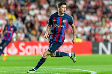 Madrid, İspanya - 26 Nisan 2023: Madrid 'de FC Barcelona ve Rayo Vallecano arasında oynanan futbol maçı. Rayo sahasında Barselona 'yı yenmek. F.C. Barcelona oyuncuları top için savaşıyor. Futbolcular.