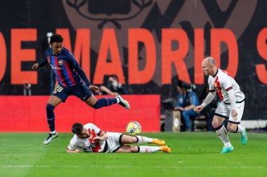 Madrid, İspanya - 26 Nisan 2023: Madrid 'de FC Barcelona ve Rayo Vallecano arasında oynanan futbol maçı. Rayo sahasında Barselona 'yı yenmek. F.C. Barcelona oyuncuları top için savaşıyor. Futbolcular.