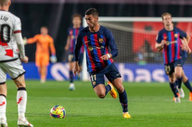 Madrid, İspanya - 26 Nisan 2023: Madrid 'de FC Barcelona ve Rayo Vallecano arasında oynanan futbol maçı. Rayo sahasında Barselona 'yı yenmek. F.C. Barcelona oyuncuları top için savaşıyor. Futbolcular.