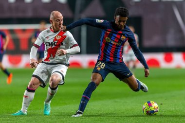 Madrid, İspanya - 26 Nisan 2023: Madrid 'de FC Barcelona ve Rayo Vallecano arasında oynanan futbol maçı. Rayo sahasında Barselona 'yı yenmek. F.C. Barcelona oyuncuları top için savaşıyor. Futbolcular.