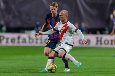 Madrid, İspanya - 26 Nisan 2023: Madrid 'de FC Barcelona ve Rayo Vallecano arasında oynanan futbol maçı. Rayo sahasında Barselona 'yı yenmek. F.C. Barcelona oyuncuları top için savaşıyor. Futbolcular.