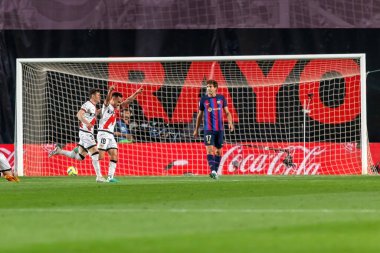Madrid, İspanya - 26 Nisan 2023: Madrid 'de FC Barcelona ve Rayo Vallecano arasında oynanan futbol maçı. Rayo sahasında Barselona 'yı yenmek. F.C. Barcelona oyuncuları top için savaşıyor. Futbolcular.