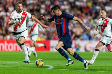 Madrid, İspanya - 26 Nisan 2023: Madrid 'de FC Barcelona ve Rayo Vallecano arasında oynanan futbol maçı. Rayo sahasında Barselona 'yı yenmek. F.C. Barcelona oyuncuları top için savaşıyor. Futbolcular.