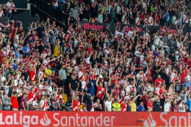 Madrid, İspanya - 26 Nisan 2023: Madrid 'de FC Barcelona ve Rayo Vallecano arasında oynanan futbol maçı. Rayo sahasında Barselona 'yı yenmek. F.C. Barcelona oyuncuları top için savaşıyor. Futbolcular.