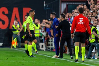 Madrid, İspanya - 26 Nisan 2023: Madrid 'de FC Barcelona ve Rayo Vallecano arasında oynanan futbol maçı. Rayo sahasında Barselona 'yı yenmek. F.C. Barcelona oyuncuları top için savaşıyor. Futbolcular.