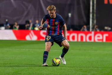 Madrid, İspanya - 26 Nisan 2023: Madrid 'de FC Barcelona ve Rayo Vallecano arasında oynanan futbol maçı. Rayo sahasında Barselona 'yı yenmek. F.C. Barcelona oyuncuları top için savaşıyor. Futbolcular.