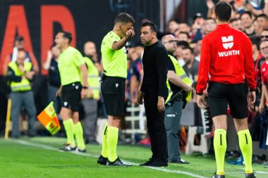 Madrid, İspanya - 26 Nisan 2023: Madrid 'de FC Barcelona ve Rayo Vallecano arasında oynanan futbol maçı. Rayo sahasında Barselona 'yı yenmek. F.C. Barcelona oyuncuları top için savaşıyor. Futbolcular.