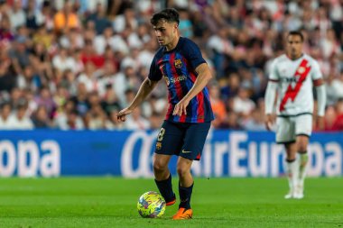 Madrid, İspanya - 26 Nisan 2023: Madrid 'de FC Barcelona ve Rayo Vallecano arasında oynanan futbol maçı. Rayo sahasında Barselona 'yı yenmek. F.C. Barcelona oyuncuları top için savaşıyor. Futbolcular.