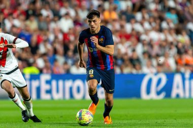 Madrid, İspanya - 26 Nisan 2023: Madrid 'de FC Barcelona ve Rayo Vallecano arasında oynanan futbol maçı. Rayo sahasında Barselona 'yı yenmek. F.C. Barcelona oyuncuları top için savaşıyor. Futbolcular.