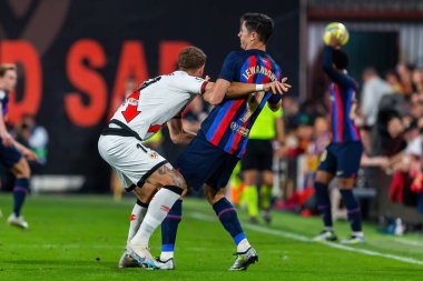 Madrid, İspanya - 26 Nisan 2023: Madrid 'de FC Barcelona ve Rayo Vallecano arasında oynanan futbol maçı. Rayo sahasında Barselona 'yı yenmek. F.C. Barcelona oyuncuları top için savaşıyor. Futbolcular.