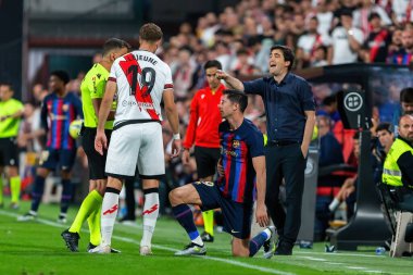 Madrid, İspanya - 26 Nisan 2023: Madrid 'de FC Barcelona ve Rayo Vallecano arasında oynanan futbol maçı. Rayo sahasında Barselona 'yı yenmek. F.C. Barcelona oyuncuları top için savaşıyor. Futbolcular.