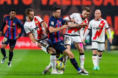 Madrid, İspanya - 26 Nisan 2023: Madrid 'de FC Barcelona ve Rayo Vallecano arasında oynanan futbol maçı. Rayo sahasında Barselona 'yı yenmek. F.C. Barcelona oyuncuları top için savaşıyor. Futbolcular.