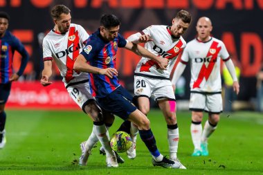Madrid, İspanya - 26 Nisan 2023: Madrid 'de FC Barcelona ve Rayo Vallecano arasında oynanan futbol maçı. Rayo sahasında Barselona 'yı yenmek. F.C. Barcelona oyuncuları top için savaşıyor. Futbolcular.