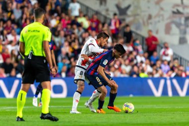 Madrid, İspanya - 26 Nisan 2023: Madrid 'de FC Barcelona ve Rayo Vallecano arasında oynanan futbol maçı. Rayo sahasında Barselona 'yı yenmek. F.C. Barcelona oyuncuları top için savaşıyor. Futbolcular.