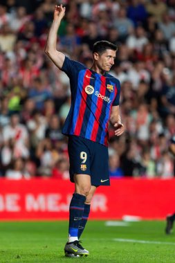 Madrid, İspanya - 26 Nisan 2023: Madrid 'de FC Barcelona ve Rayo Vallecano arasında oynanan futbol maçı. Rayo sahasında Barselona 'yı yenmek. F.C. Barcelona oyuncuları top için savaşıyor. Futbolcular.