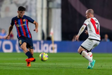 Madrid, İspanya - 26 Nisan 2023: Madrid 'de FC Barcelona ve Rayo Vallecano arasında oynanan futbol maçı. Rayo sahasında Barselona 'yı yenmek. F.C. Barcelona oyuncuları top için savaşıyor. Futbolcular.