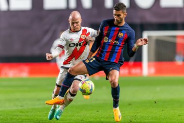 Madrid, İspanya - 26 Nisan 2023: Madrid 'de FC Barcelona ve Rayo Vallecano arasında oynanan futbol maçı. Rayo sahasında Barselona 'yı yenmek. F.C. Barcelona oyuncuları top için savaşıyor. Futbolcular.