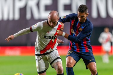 Madrid, İspanya - 26 Nisan 2023: Madrid 'de FC Barcelona ve Rayo Vallecano arasında oynanan futbol maçı. Rayo sahasında Barselona 'yı yenmek. F.C. Barcelona oyuncuları top için savaşıyor. Futbolcular.