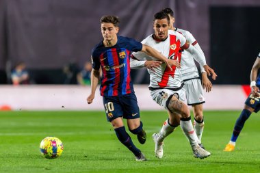 Madrid, İspanya - 26 Nisan 2023: Madrid 'de FC Barcelona ve Rayo Vallecano arasında oynanan futbol maçı. Rayo sahasında Barselona 'yı yenmek. F.C. Barcelona oyuncuları top için savaşıyor. Futbolcular.