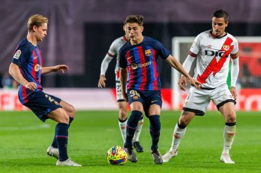 Madrid, İspanya - 26 Nisan 2023: Madrid 'de FC Barcelona ve Rayo Vallecano arasında oynanan futbol maçı. Rayo sahasında Barselona 'yı yenmek. F.C. Barcelona oyuncuları top için savaşıyor. Futbolcular.