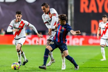 Madrid, İspanya - 26 Nisan 2023: Madrid 'de FC Barcelona ve Rayo Vallecano arasında oynanan futbol maçı. Rayo sahasında Barselona 'yı yenmek. F.C. Barcelona oyuncuları top için savaşıyor. Futbolcular.