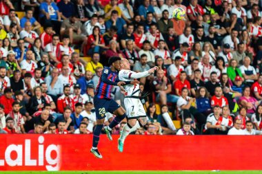 Madrid, İspanya - 26 Nisan 2023: Madrid 'de FC Barcelona ve Rayo Vallecano arasında oynanan futbol maçı. Rayo sahasında Barselona 'yı yenmek. F.C. Barcelona oyuncuları top için savaşıyor. Futbolcular.