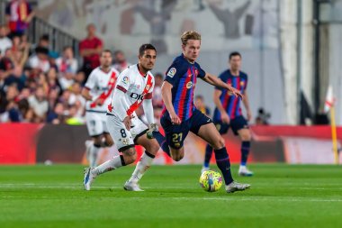 Madrid, İspanya - 26 Nisan 2023: Madrid 'de FC Barcelona ve Rayo Vallecano arasında oynanan futbol maçı. Rayo sahasında Barselona 'yı yenmek. F.C. Barcelona oyuncuları top için savaşıyor. Futbolcular.