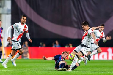 Madrid, İspanya - 26 Nisan 2023: Madrid 'de FC Barcelona ve Rayo Vallecano arasında oynanan futbol maçı. Rayo sahasında Barselona 'yı yenmek. F.C. Barcelona oyuncuları top için savaşıyor. Futbolcular.