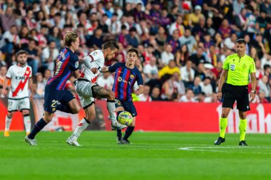 Madrid, İspanya - 26 Nisan 2023: Madrid 'de FC Barcelona ve Rayo Vallecano arasında oynanan futbol maçı. Rayo sahasında Barselona 'yı yenmek. F.C. Barcelona oyuncuları top için savaşıyor. Futbolcular.