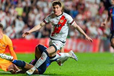 Madrid, İspanya - 26 Nisan 2023: Madrid 'de FC Barcelona ve Rayo Vallecano arasında oynanan futbol maçı. Rayo sahasında Barselona 'yı yenmek. F.C. Barcelona oyuncuları top için savaşıyor. Futbolcular.