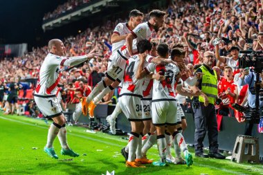 Madrid, İspanya - 26 Nisan 2023: Madrid 'de FC Barcelona ve Rayo Vallecano arasında oynanan futbol maçı. Rayo sahasında Barselona 'yı yenmek. F.C. Barcelona oyuncuları top için savaşıyor. Futbolcular.