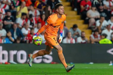 Madrid, İspanya - 26 Nisan 2023: Madrid 'de FC Barcelona ve Rayo Vallecano arasında oynanan futbol maçı. Rayo sahasında Barselona 'yı yenmek. F.C. Barcelona oyuncuları top için savaşıyor. Futbolcular.