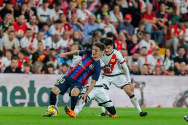 Madrid, İspanya - 26 Nisan 2023: Madrid 'de FC Barcelona ve Rayo Vallecano arasında oynanan futbol maçı. Rayo sahasında Barselona 'yı yenmek. F.C. Barcelona oyuncuları top için savaşıyor. Futbolcular.