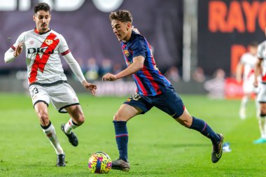 Madrid, İspanya - 26 Nisan 2023: Madrid 'de FC Barcelona ve Rayo Vallecano arasında oynanan futbol maçı. Rayo sahasında Barselona 'yı yenmek. F.C. Barcelona oyuncuları top için savaşıyor. Futbolcular.