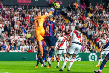 Madrid, İspanya - 26 Nisan 2023: Madrid 'de FC Barcelona ve Rayo Vallecano arasında oynanan futbol maçı. Rayo sahasında Barselona 'yı yenmek. F.C. Barcelona oyuncuları top için savaşıyor. Futbolcular.