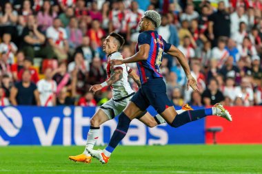 Madrid, İspanya - 26 Nisan 2023: Madrid 'de FC Barcelona ve Rayo Vallecano arasında oynanan futbol maçı. Rayo sahasında Barselona 'yı yenmek. F.C. Barcelona oyuncuları top için savaşıyor. Futbolcular.