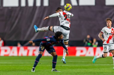 Madrid, İspanya - 26 Nisan 2023: Madrid 'de FC Barcelona ve Rayo Vallecano arasında oynanan futbol maçı. Rayo sahasında Barselona 'yı yenmek. F.C. Barcelona oyuncuları top için savaşıyor. Futbolcular.