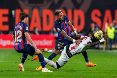 Madrid, İspanya - 26 Nisan 2023: Madrid 'de FC Barcelona ve Rayo Vallecano arasında oynanan futbol maçı. Rayo sahasında Barselona 'yı yenmek. F.C. Barcelona oyuncuları top için savaşıyor. Futbolcular.