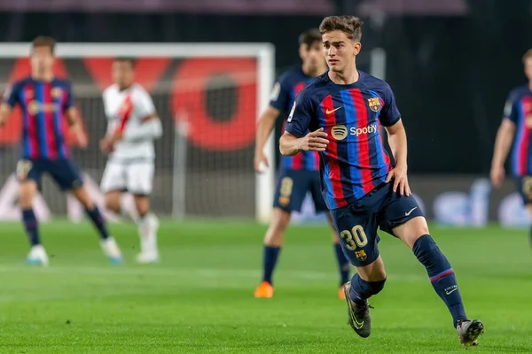 Madrid, İspanya - 26 Nisan 2023: Madrid 'de FC Barcelona ve Rayo Vallecano arasında oynanan futbol maçı. Rayo sahasında Barselona 'yı yenmek. F.C. Barcelona oyuncuları top için savaşıyor. Futbolcular.