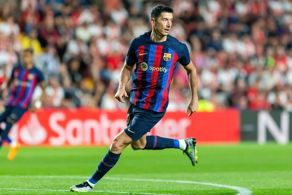Madrid, İspanya - 26 Nisan 2023: Madrid 'de FC Barcelona ve Rayo Vallecano arasında oynanan futbol maçı. Rayo sahasında Barselona 'yı yenmek. F.C. Barcelona oyuncuları top için savaşıyor. Futbolcular.