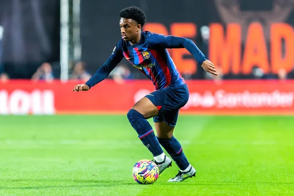 Madrid, İspanya - 26 Nisan 2023: Madrid 'de FC Barcelona ve Rayo Vallecano arasında oynanan futbol maçı. Rayo sahasında Barselona 'yı yenmek. F.C. Barcelona oyuncuları top için savaşıyor. Futbolcular.