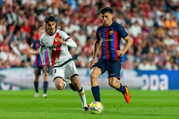 Madrid, İspanya - 26 Nisan 2023: Madrid 'de FC Barcelona ve Rayo Vallecano arasında oynanan futbol maçı. Rayo sahasında Barselona 'yı yenmek. F.C. Barcelona oyuncuları top için savaşıyor. Futbolcular.